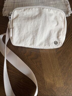 lululemon Everywhere Belt Bag 2L  Ivory/Off-White